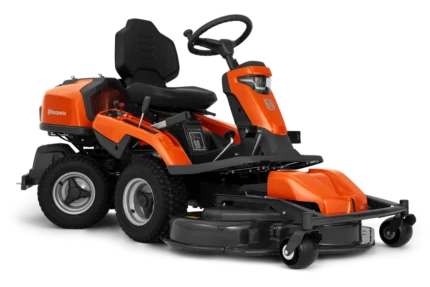Seitenansicht eines Husqvarna Aufsitzmähers mit Mähdeck.
