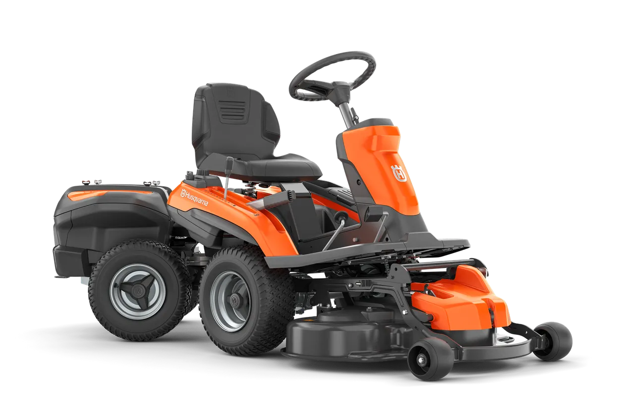 Seitenansicht eines Husqvarna Aufsitzmähers mit Mähdeck.