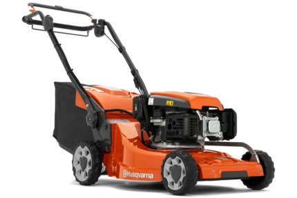 Seitenansicht eines Husqvarna Rasenmähers mit sichtbarem Motor und Grasfangsack.