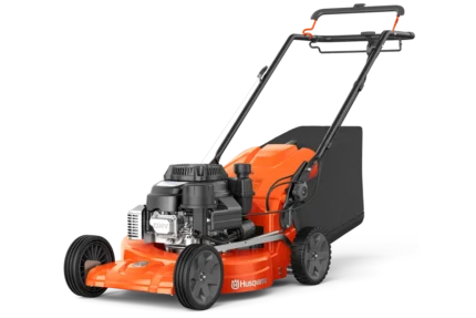 Seitenansicht eines Husqvarna Rasenmähers mit Grasfangsack.