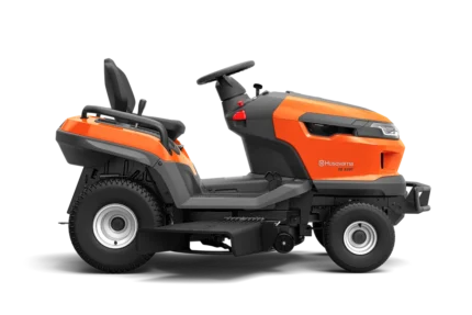Seitenansicht eines Husqvarna Aufsitzmähers mit sichtbarem Mähdeck.