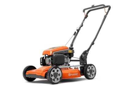 Seitenansicht eines Husqvarna Rasenmähers mit verstellbarem Griff.