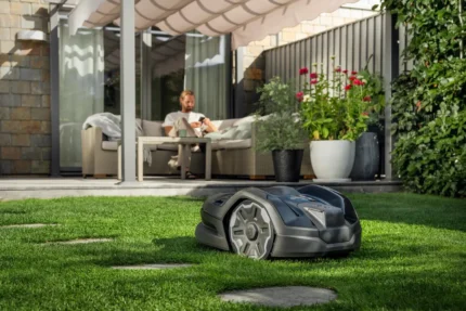 Mähroboter auf gepflegtem Rasen in einer Gartenumgebung.