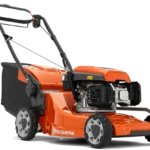 Seitenansicht eines Husqvarna Rasenmähers mit Motor und Rädern.