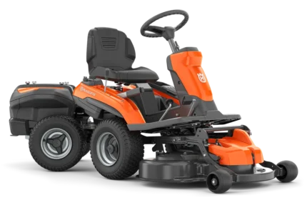Seitenansicht eines Husqvarna Aufsitzmähers mit Mähdeck.