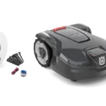 Seitenansicht eines Husqvarna Mähroboters mit Installationszubehör einschließlich Kabel und Steckverbindern.