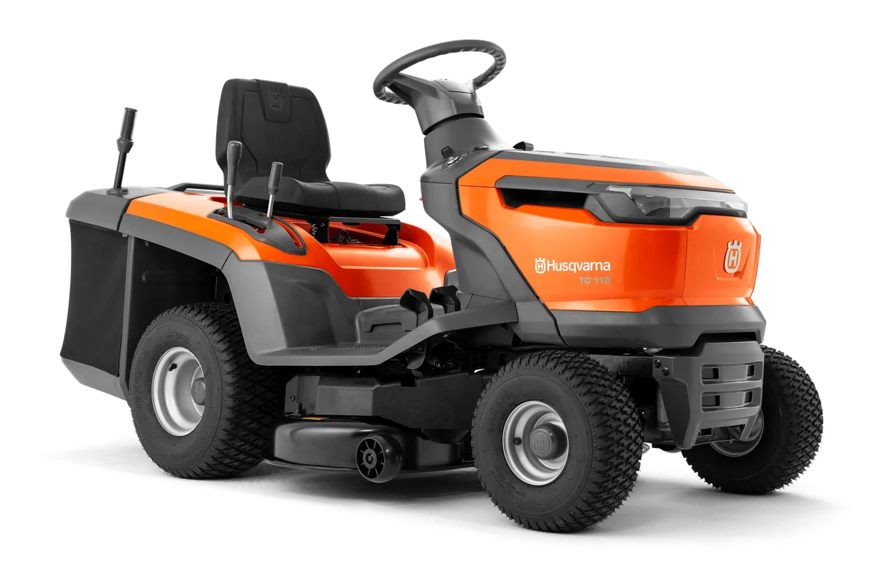 fk-306138.webp Seitenansicht eines Husqvarna Aufsitzrasenmähers mit sichtbarem Lenkrad und Sitz.