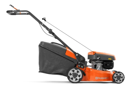 Seitenansicht eines Husqvarna Rasenmähers mit Grasfangsack.