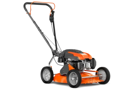 Seitenansicht eines Husqvarna Rasenmähers mit ergonomischem Griff und robusten Rädern.
