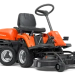 Seitenansicht eines Husqvarna Aufsitzmähers mit Mähdeck.