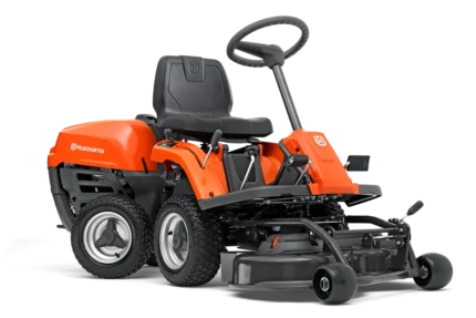 Seitenansicht eines Husqvarna Aufsitzmähers mit Mähdeck.