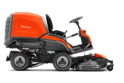 Seitenansicht eines kommerziellen Husqvarna Frontmähers mit Mähdeck.