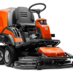 Frontansicht eines kommerziellen Husqvarna Frontmähers mit Mähdeck.