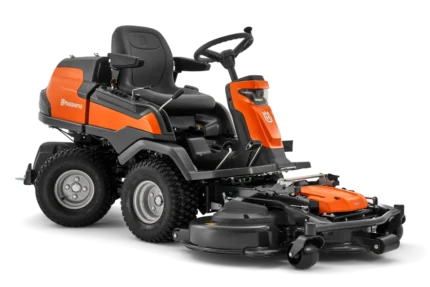 Frontansicht eines kommerziellen Husqvarna Frontmähers mit Mähdeck.