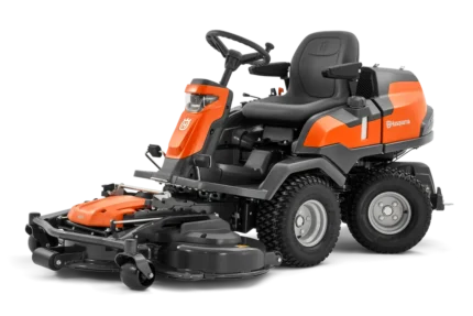 Seitenansicht eines Husqvarna Aufsitzmähers mit Mähdeck.