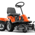 Seitenansicht eines Husqvarna Aufsitzmähers mit Mähdeck.