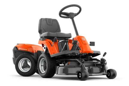 Seitenansicht eines Husqvarna Aufsitzmähers mit Mähdeck.