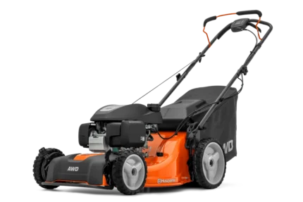 Seitenansicht eines Husqvarna AWD Rasenmähers mit Grasfangsack.