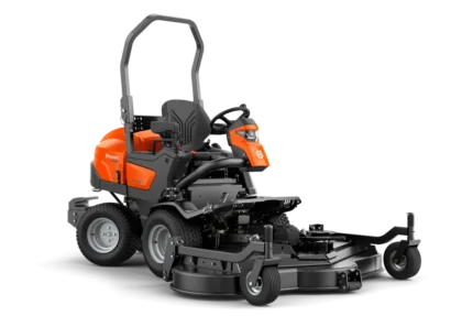 Seitenansicht eines kommerziellen Husqvarna Frontmähers mit Mähdeck.