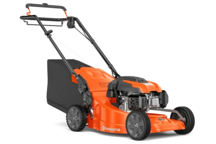 Seitenansicht eines Husqvarna Schieberasenmähers mit Grasfangsack.
