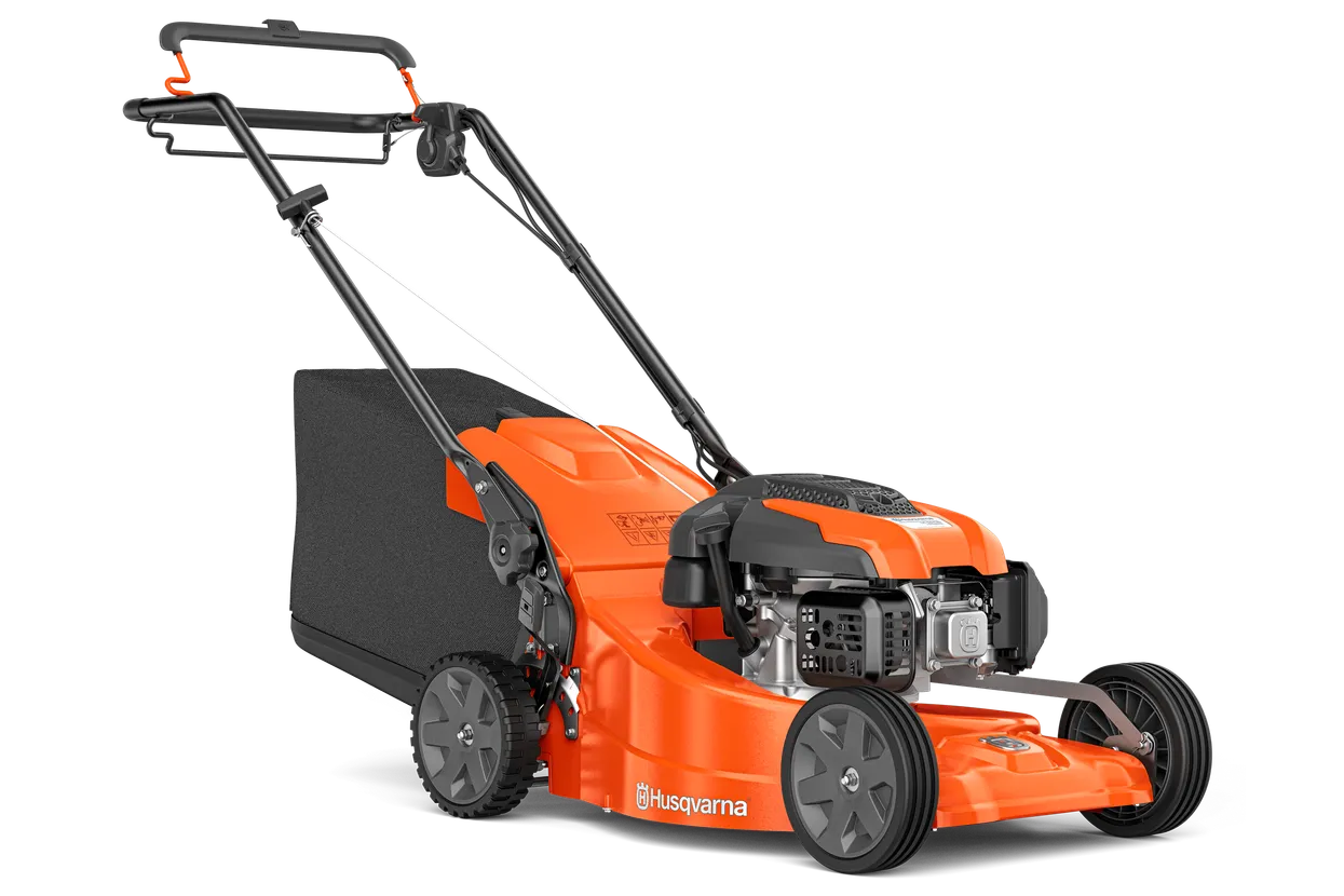 hp-010700.webp Seitenansicht eines Husqvarna Schieberasenmähers mit Grasfangsack.