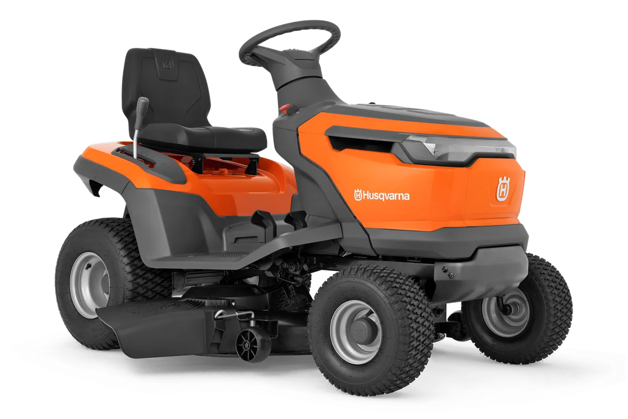 ig-068446.webp Seitenansicht eines Husqvarna Aufsitzrasenmähers mit sichtbarem Mähdeck.