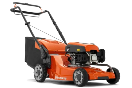 Seitenansicht eines Husqvarna Rasenmähers mit Grasfangsack.