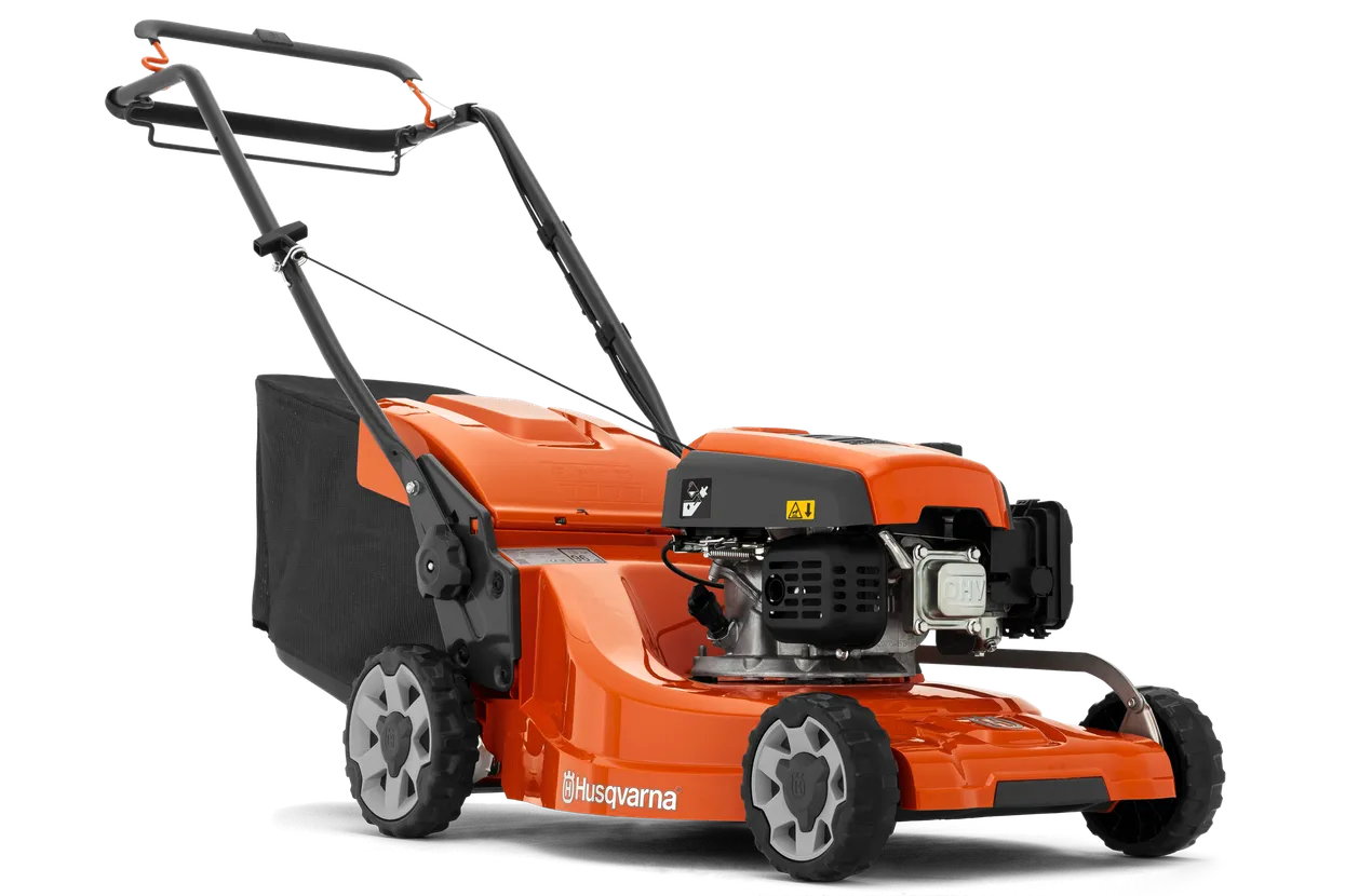 il-527596.webp Seitenansicht eines Husqvarna Rasenmähers mit Grasfangsack.