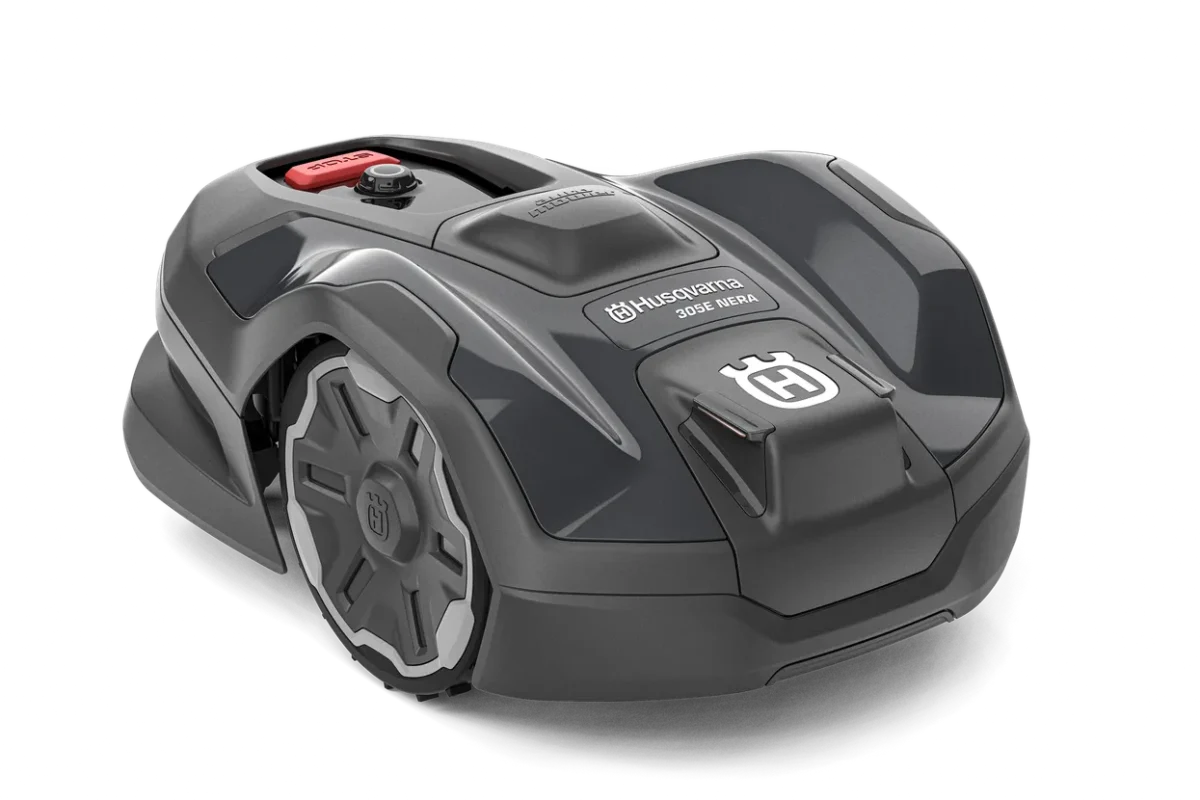 Husqvarna Automower®® 305E NERA. Vorderansicht eines Mähroboters mit sichtbarem Bedienfeld.