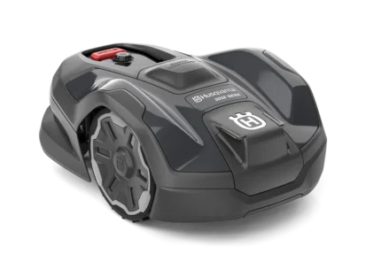Husqvarna Automower®® 305E NERA. Vorderansicht eines Mähroboters mit sichtbarem Bedienfeld.