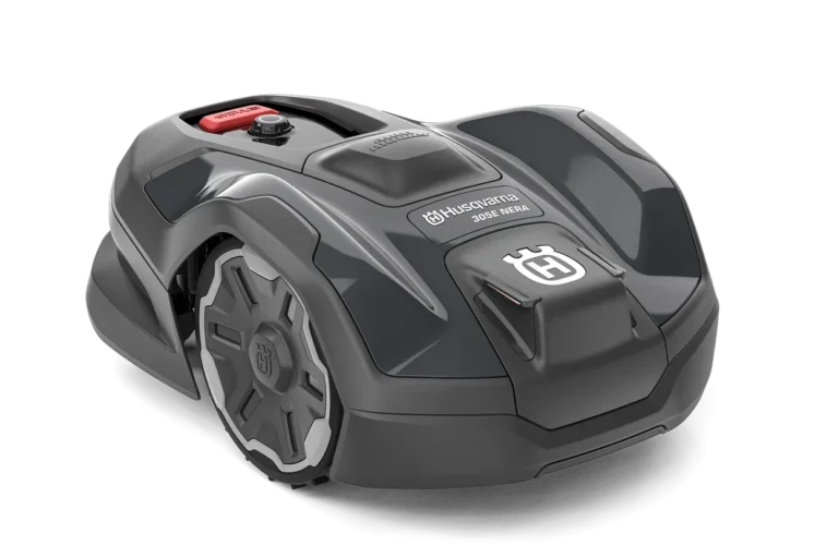 Husqvarna Automower®® 305E NERA. Vorderansicht eines Mähroboters mit sichtbarem Bedienfeld.