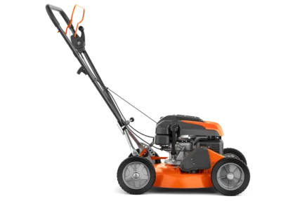 Seitenansicht eines handgeführten Rasenmähers mit sichtbarem Motor und Handgriff.