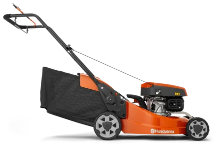 Seitenansicht eines Husqvarna Rasenmähers mit Grasfangsack.
