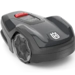Seitenansicht eines Husqvarna Automower®® Aspire™ R4 Mähroboters.