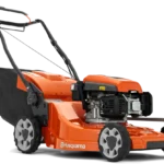 Seitenansicht eines Husqvarna Rasenmähers mit sichtbarem Motor und Grasfangkorb hinten.