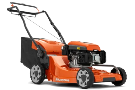 Seitenansicht eines Husqvarna Rasenmähers mit sichtbarem Motor und Grasfangkorb hinten.