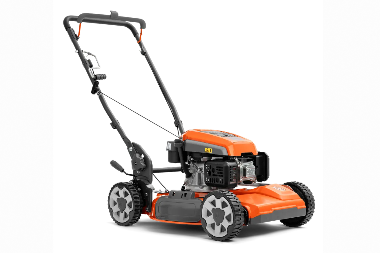 lf-109441.webp Seitenansicht eines Rasenmähers mit stabilem Griff und großen Rädern, geeignet für die Gartenpflege.