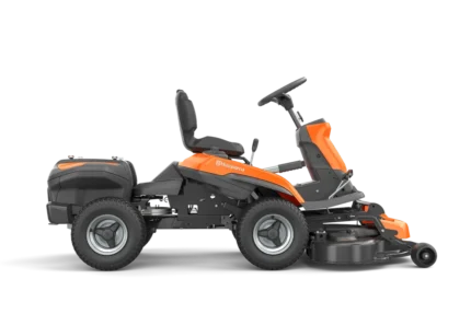 Seitenansicht eines kommerziellen Husqvarna Frontmähers mit Mähdeck.