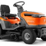 Seitenansicht eines Husqvarna Aufsitzrasenmähers mit sichtbarem Lenkrad und Sitz.