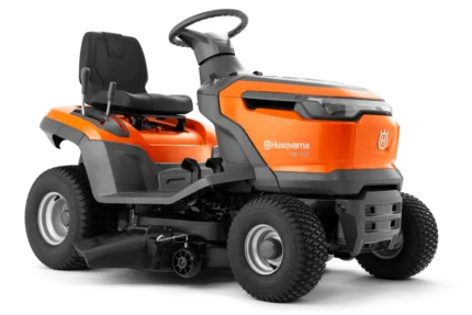 Seitenansicht eines Husqvarna Aufsitzrasenmähers mit sichtbarem Lenkrad und Sitz.