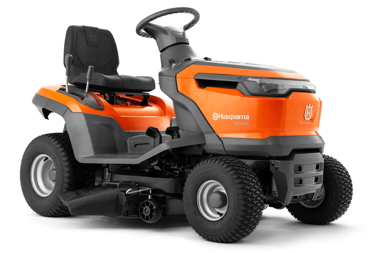 li-014045.webp Seitenansicht eines Husqvarna Aufsitzrasenmähers mit sichtbarem Lenkrad und Sitz.