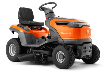 Seitenansicht eines Husqvarna Aufsitzmähers mit sichtbarem Mähdeck.
