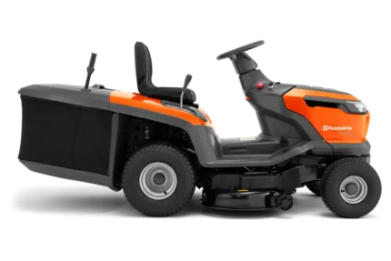 Seitenansicht eines Husqvarna Aufsitzrasenmähers mit Grasfangkorb.