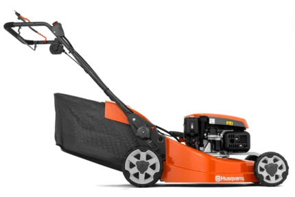 Seitenansicht eines Husqvarna Rasenmähers mit Grasfangsack.