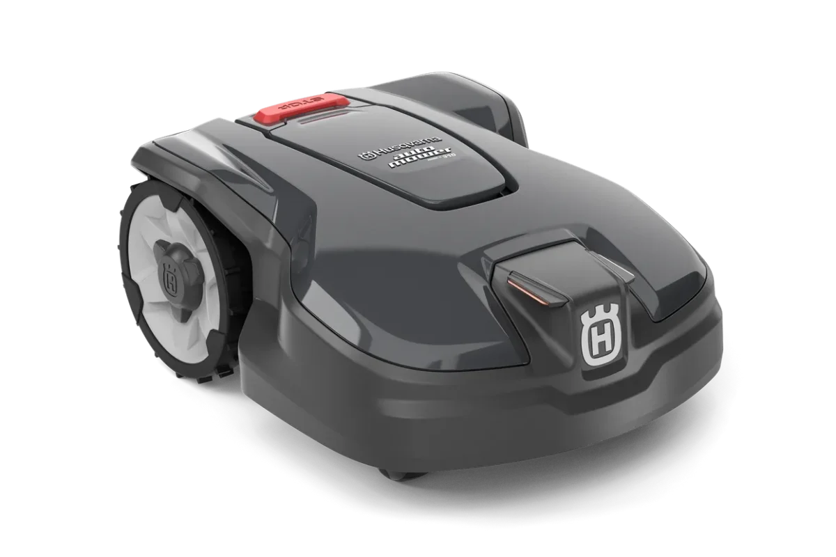 Seitenansicht eines Husqvarna Mähroboters mit sichtbaren Rädern und Bedienfeld.