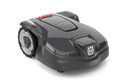 Seitenansicht eines Husqvarna Mähroboters mit sichtbaren Rädern und Bedienfeld.