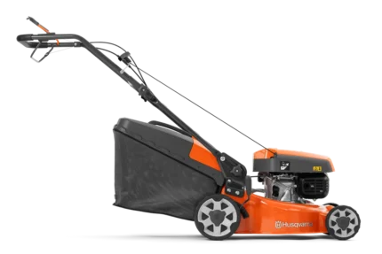 Seitenansicht eines Husqvarna Rasenmähers mit Grasfangsack.