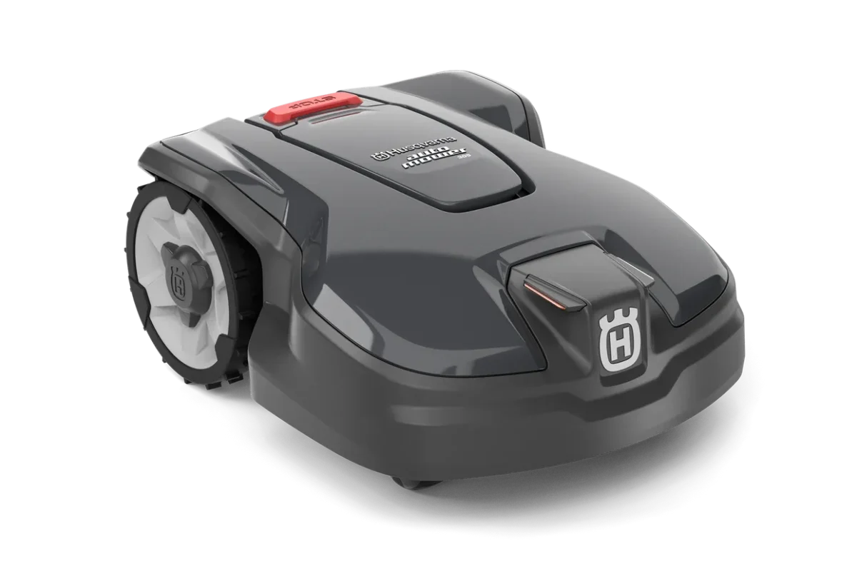 Seitenansicht eines Husqvarna Automower®® 305 Mähroboters auf weißem Hintergrund.