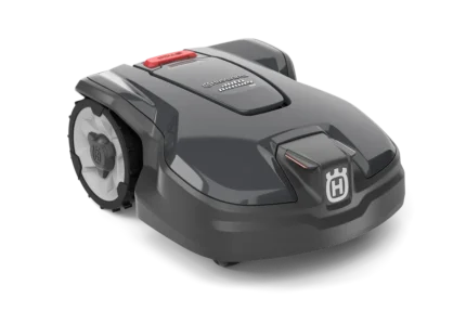 Seitenansicht eines Husqvarna Automower®® 305 Mähroboters auf weißem Hintergrund.