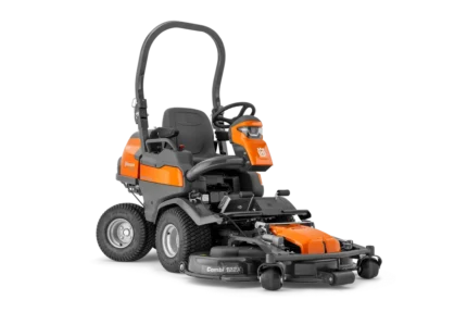 Rückansicht eines kommerziellen Husqvarna Frontmähers mit Mähdeck.